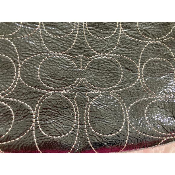 Coach black patent leather signature wristlet with C signature logo - Picture 3 of 6